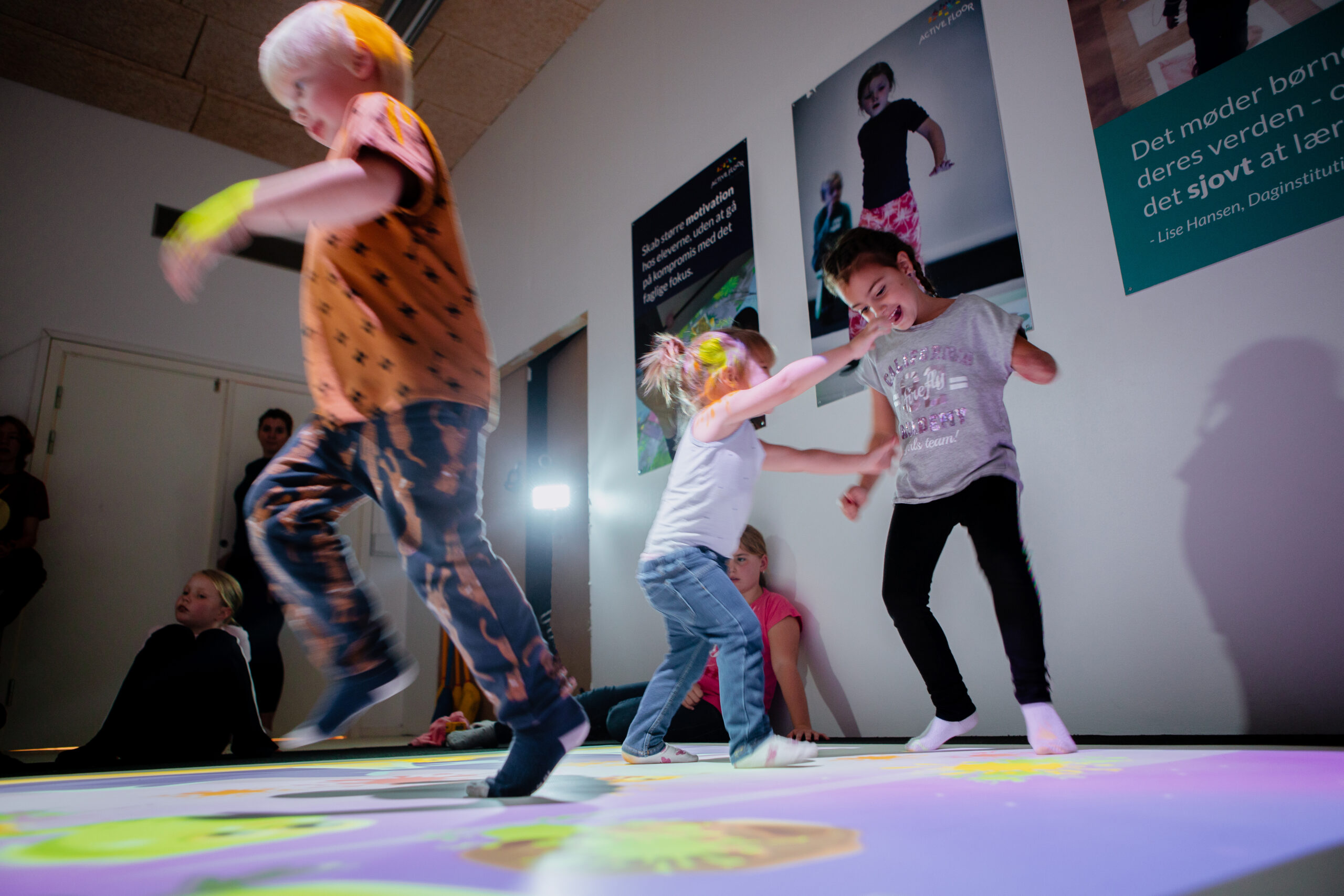 Tre bambini giocano con Active Floor