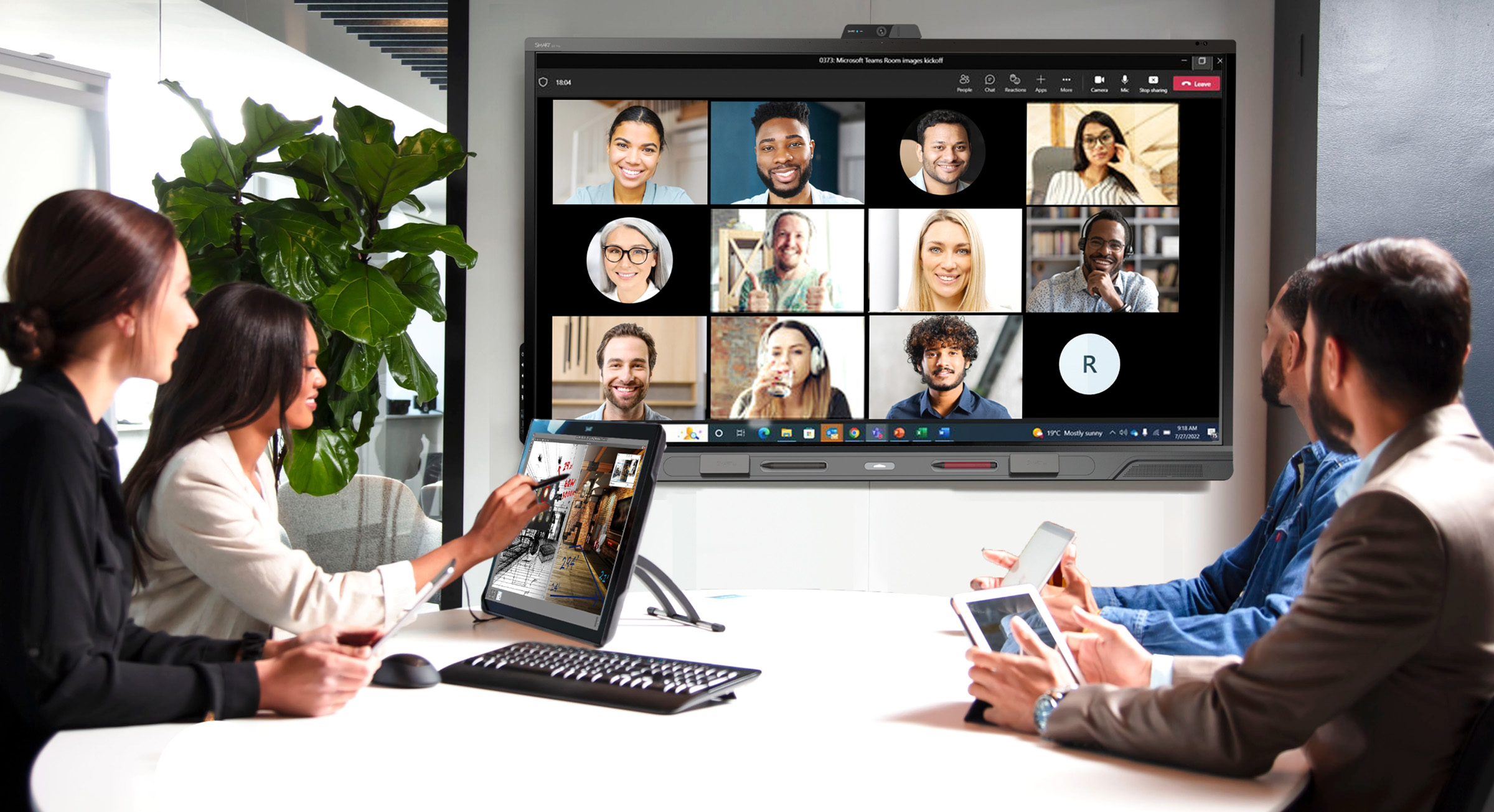 Due uomini e due donne al tavolo per una videoconferenza