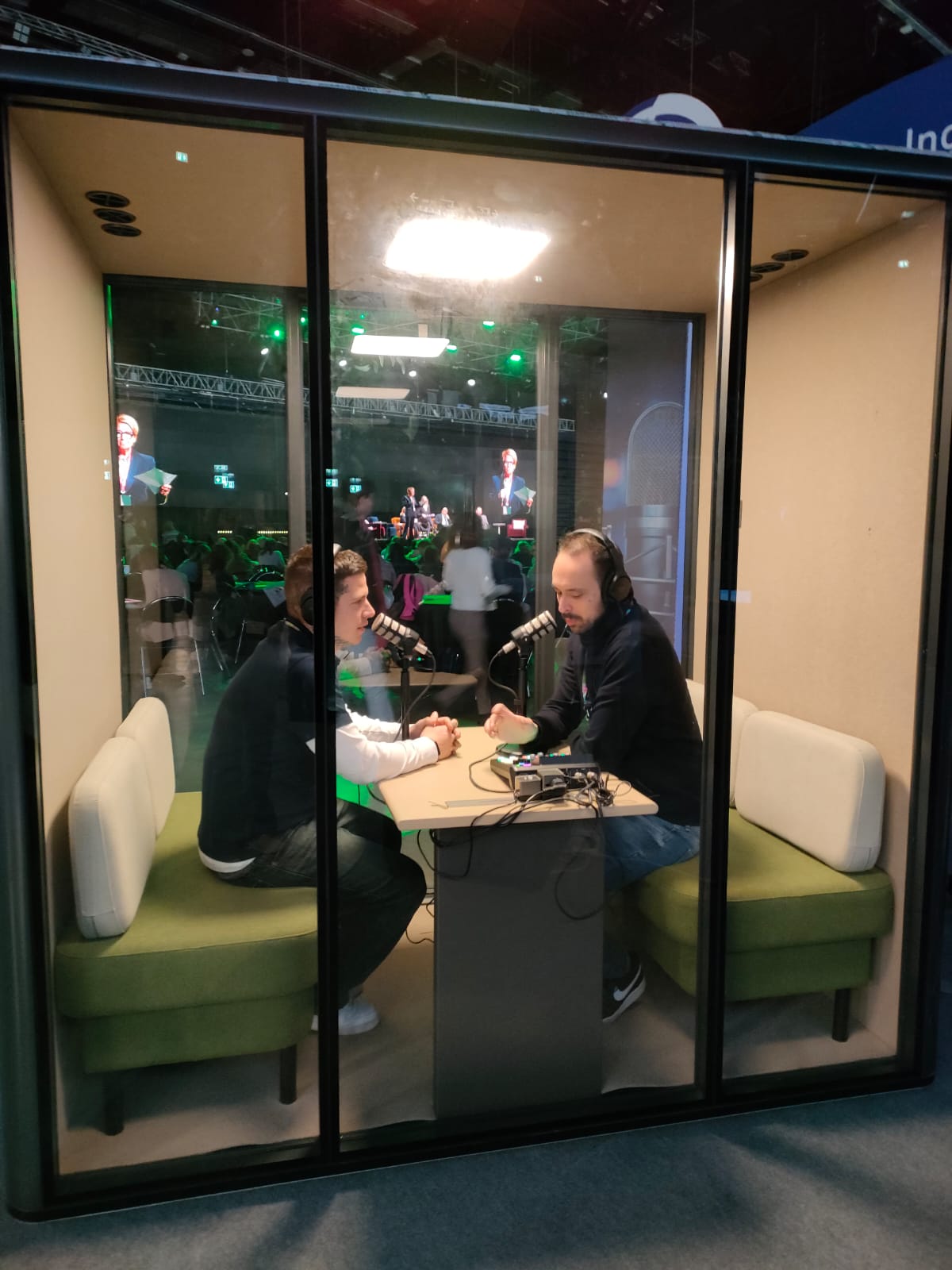 Due uomini che registrano un podcast