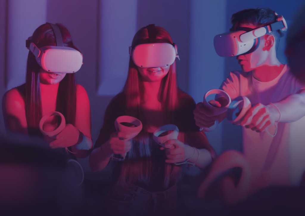 Tre ragazzi utilizzano isimulatori vr