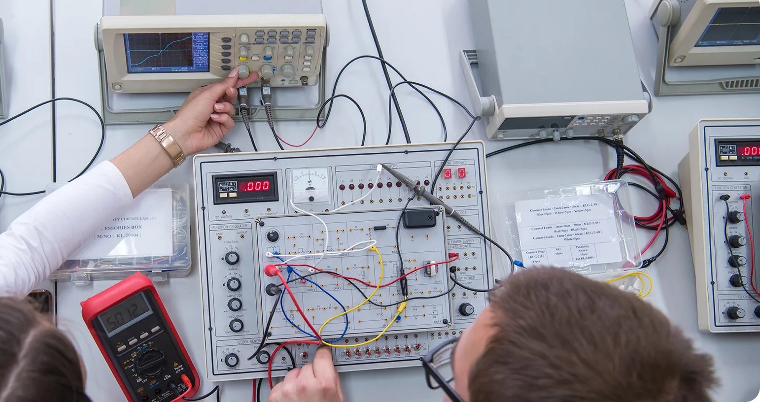 Due persone operano uno strumento tecnico in un laboratorio