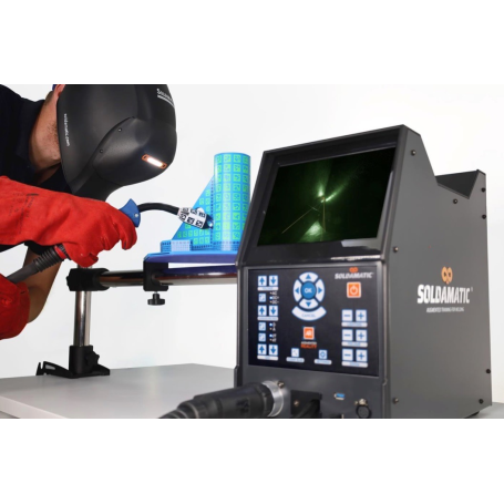 Uomo che salda in realtà aumentata