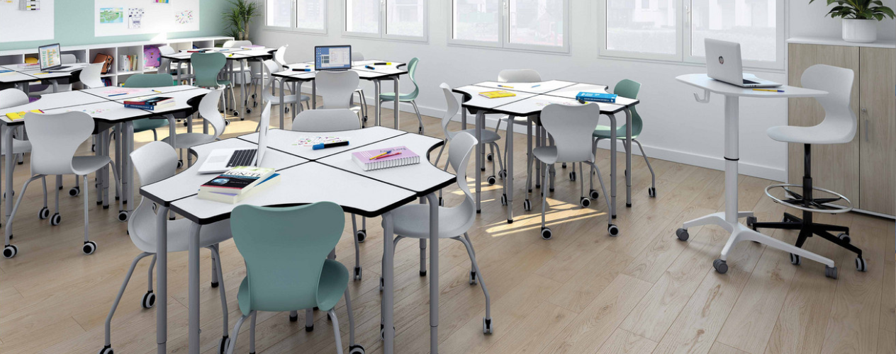 Banchi, sedie e computers in un' aula