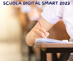 Alunno che scrive sul quaderno sopra un banco in un'aula