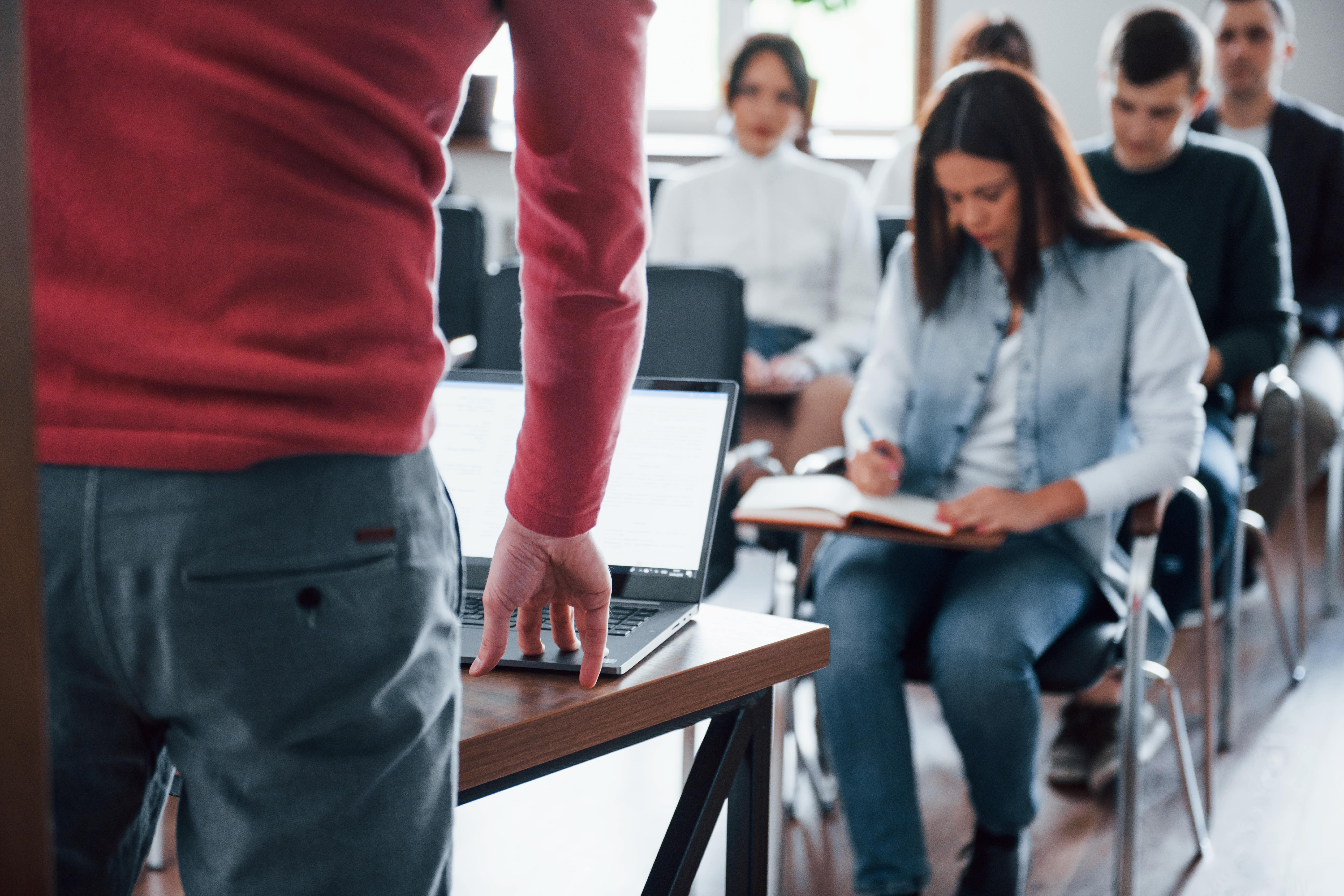 Alunni svolgono esame in un'aula