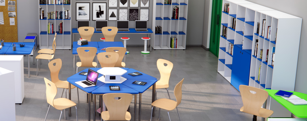 Banchi, sedie e computers in un' aula