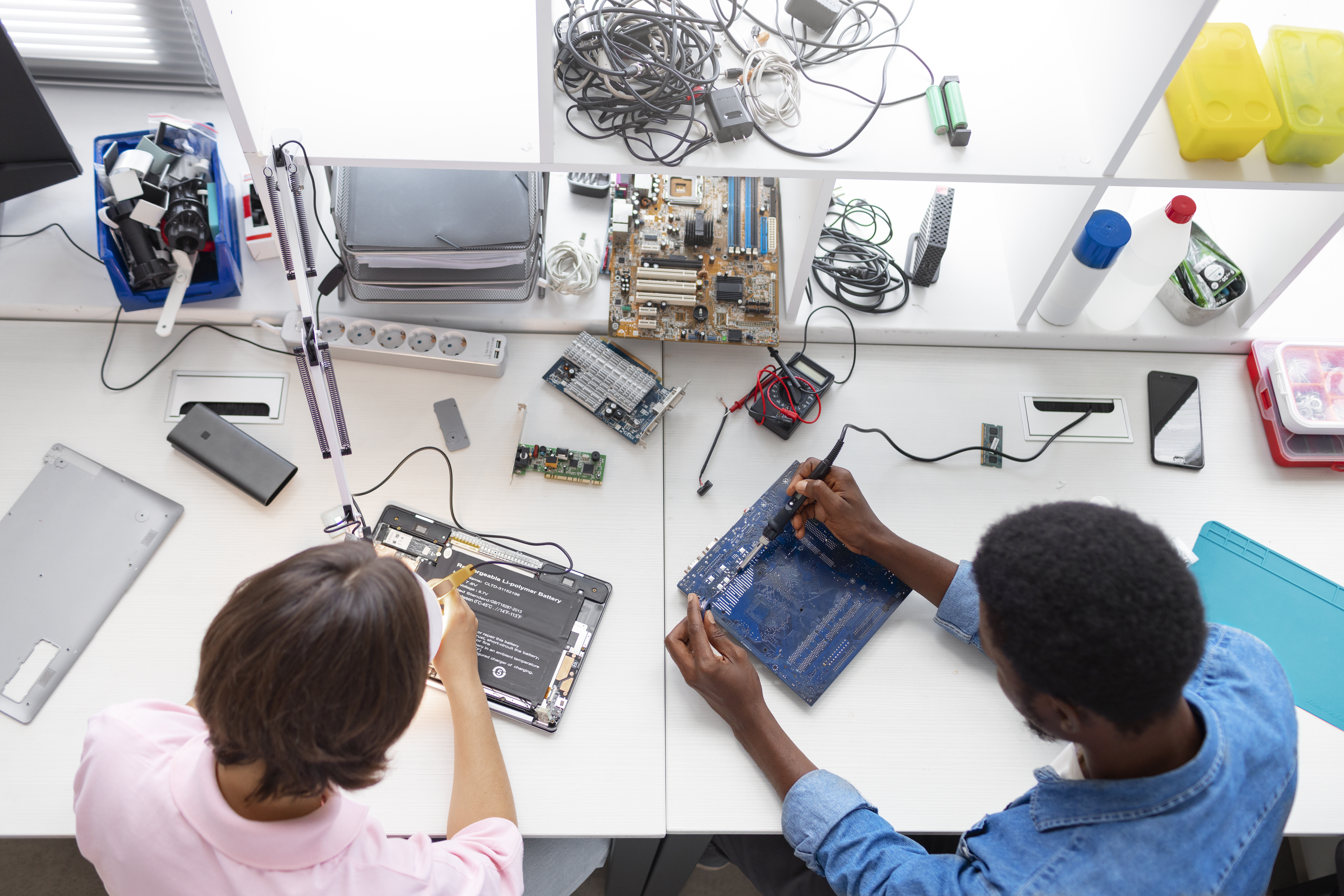 Studenti che lavorano con materiale tecnico e professionalizzante