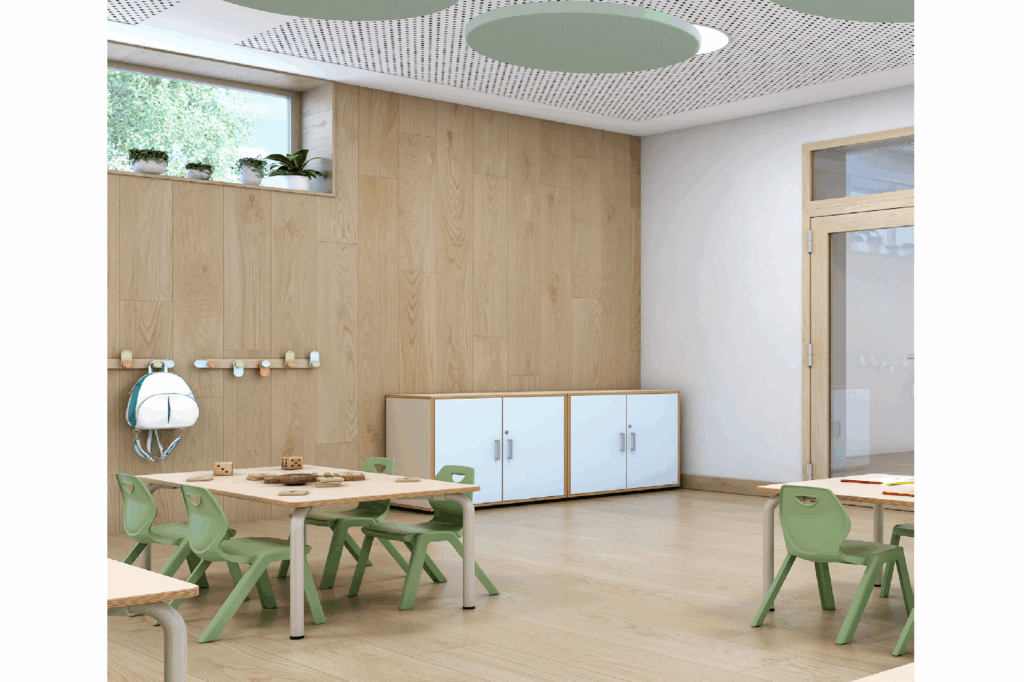 classe di infanzia con tavolini, sedie, armadi