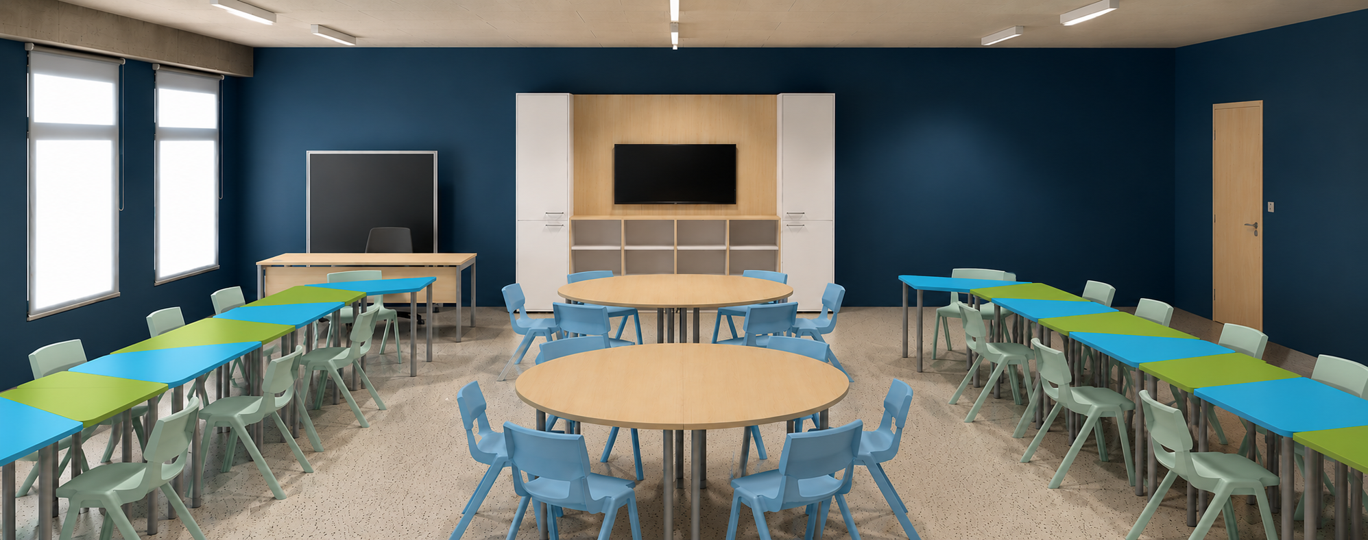 Aula scolastica moderna con parete blu, arredi modulari in legno, tavoli colorati e sedie azzurre e verdi, progettata per attività didattiche collaborative.